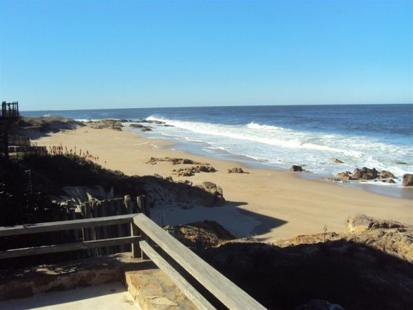 Magnífica casa en Punta Piedras en alquiler sobre la playa