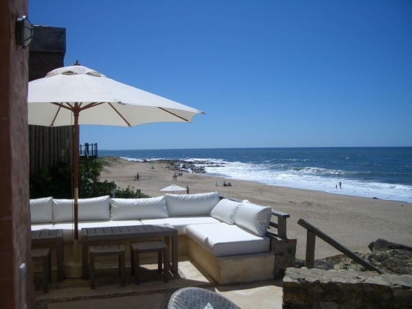 Magnífica casa en Punta Piedras en alquiler sobre la playa