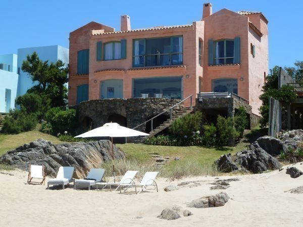 Magnífica casa en Punta Piedras en alquiler sobre la playa