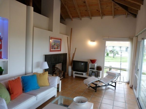 Muy buena casa frente al mar con deck en Solanas,  piscina, 4 dormitorios, 3 baños y parrillero