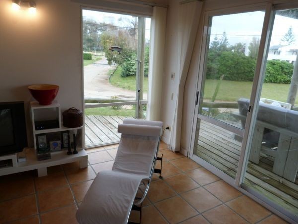 Muy buena casa frente al mar con deck en Solanas,  piscina, 4 dormitorios, 3 baños y parrillero