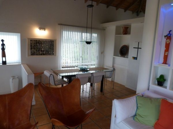 Muy buena casa frente al mar con deck en Solanas,  piscina, 4 dormitorios, 3 baños y parrillero