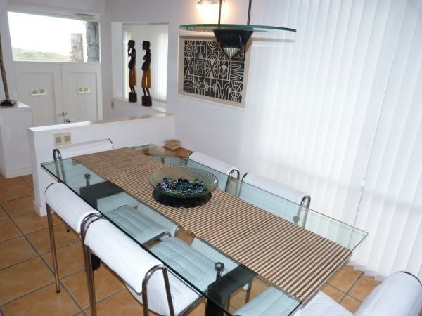 Muy buena casa frente al mar con deck en Solanas,  piscina, 4 dormitorios, 3 baños y parrillero