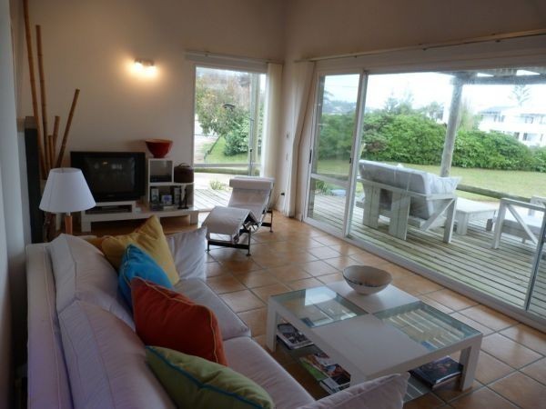 Muy buena casa frente al mar con deck en Solanas,  piscina, 4 dormitorios, 3 baños y parrillero