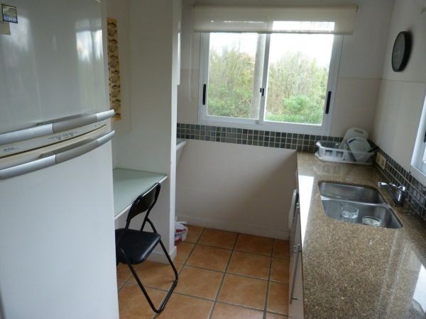 Muy buena casa frente al mar con deck en Solanas,  piscina, 4 dormitorios, 3 baños y parrillero