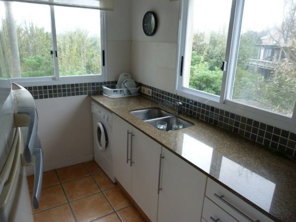 Muy buena casa frente al mar con deck en Solanas,  piscina, 4 dormitorios, 3 baños y parrillero