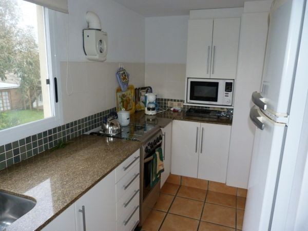 Muy buena casa frente al mar con deck en Solanas,  piscina, 4 dormitorios, 3 baños y parrillero