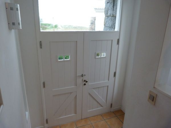 Muy buena casa frente al mar con deck en Solanas,  piscina, 4 dormitorios, 3 baños y parrillero