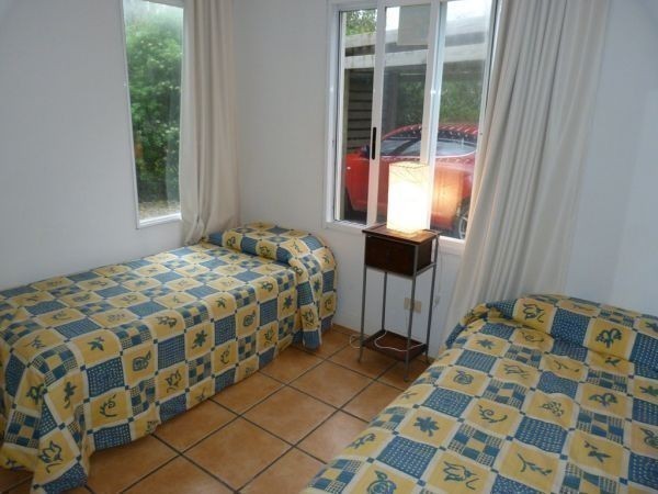 Muy buena casa frente al mar con deck en Solanas,  piscina, 4 dormitorios, 3 baños y parrillero