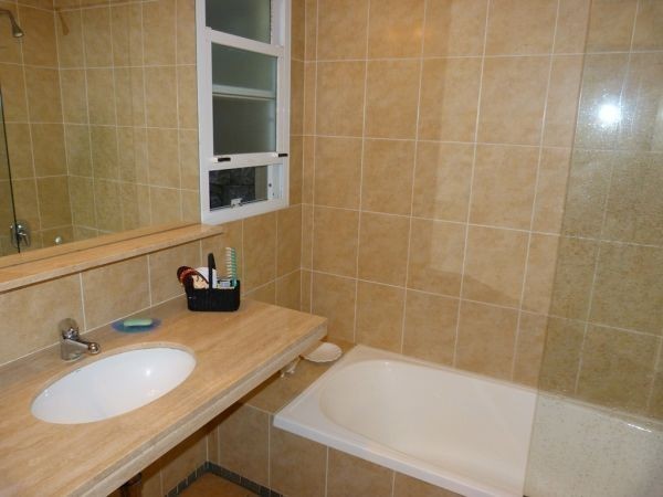 Muy buena casa frente al mar con deck en Solanas,  piscina, 4 dormitorios, 3 baños y parrillero