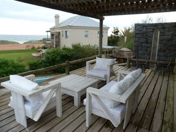 Muy buena casa frente al mar con deck en Solanas,  piscina, 4 dormitorios, 3 baños y parrillero