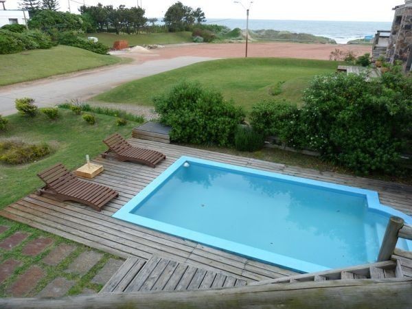 Muy buena casa frente al mar con deck en Solanas,  piscina, 4 dormitorios, 3 baños y parrillero