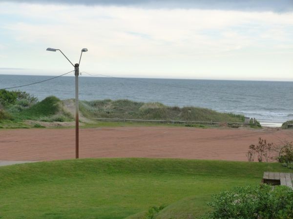 Muy buena casa frente al mar con deck en Solanas,  piscina, 4 dormitorios, 3 baños y parrillero