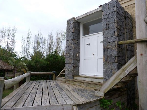 Muy buena casa frente al mar con deck en Solanas,  piscina, 4 dormitorios, 3 baños y parrillero