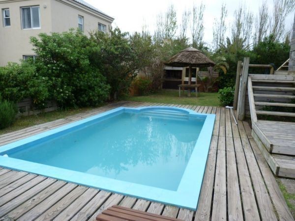 Muy buena casa frente al mar con deck en Solanas,  piscina, 4 dormitorios, 3 baños y parrillero