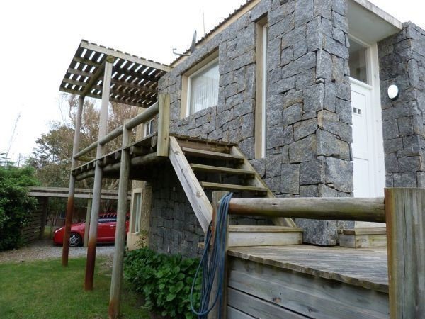 Muy buena casa frente al mar con deck en Solanas,  piscina, 4 dormitorios, 3 baños y parrillero