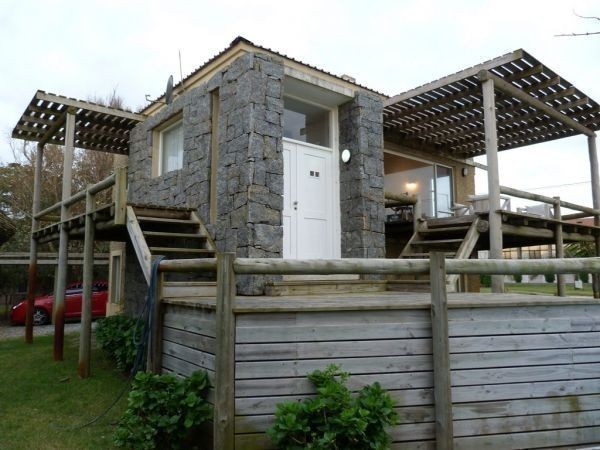 Muy buena casa frente al mar con deck en Solanas,  piscina, 4 dormitorios, 3 baños y parrillero