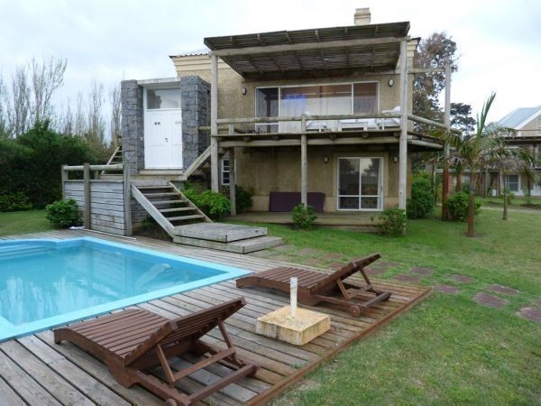 Muy buena casa frente al mar con deck en Solanas,  piscina, 4 dormitorios, 3 baños y parrillero
