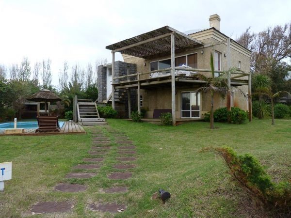 Muy buena casa frente al mar con deck en Solanas,  piscina, 4 dormitorios, 3 baños y parrillero