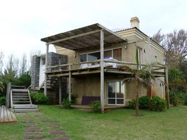 Muy buena casa frente al mar con deck en Solanas,  piscina, 4 dormitorios, 3 baños y parrillero