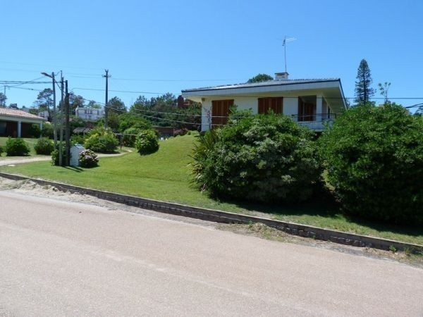 Muy linda casa a 100 metros de la mejor Playa de Punta del Este.