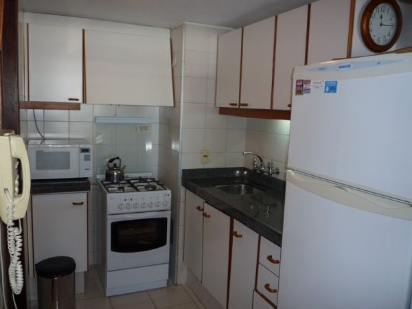 Departamento de un dormitorio y medio en edificio de categoria.