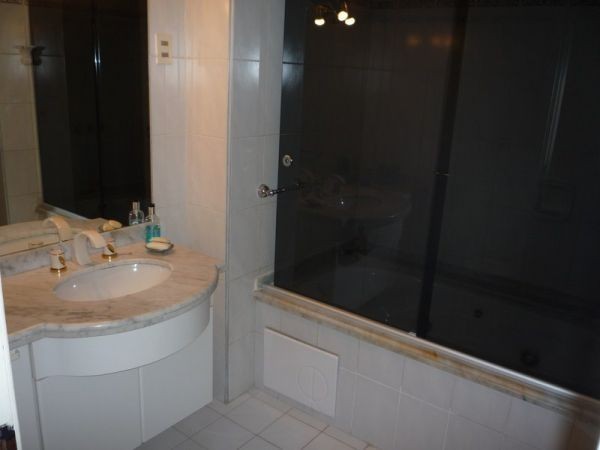 Departamento de un dormitorio y medio en edificio de categoria.