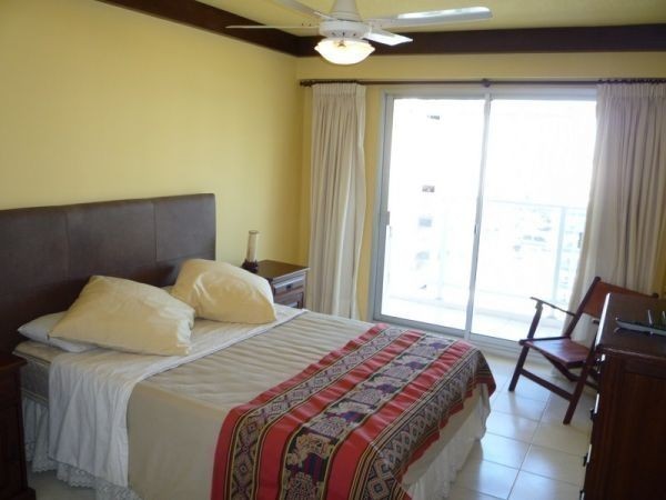 Departamento de un dormitorio y medio en edificio de categoria.