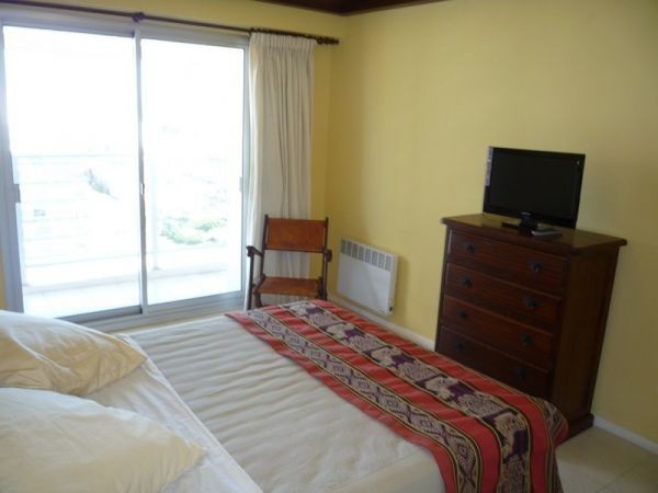 Departamento de un dormitorio y medio en edificio de categoria.