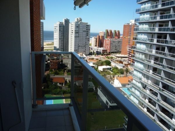 Departamento de un dormitorio y medio en edificio de categoria.