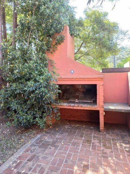 Casa de ambientes amplios en alquiler en Montoya, La Barra. Ideal para dos familias.