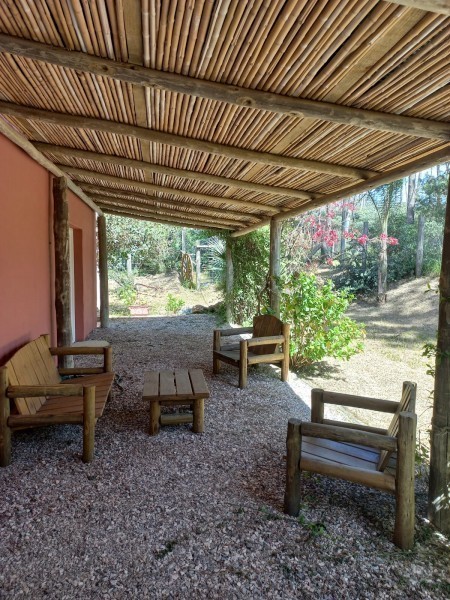 Casa de ambientes amplios en alquiler en Montoya, La Barra. Ideal para dos familias.