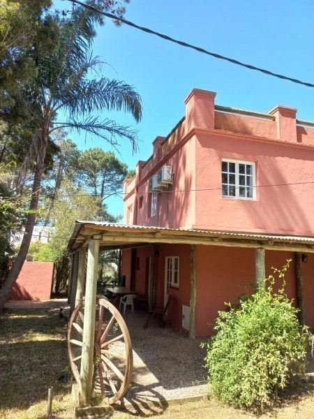 Casa de ambientes amplios en alquiler en Montoya, La Barra. Ideal para dos familias.