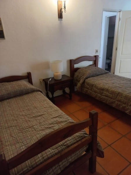 Casa de ambientes amplios en alquiler en Montoya, La Barra. Ideal para dos familias.