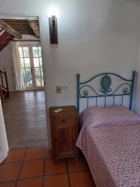 Casa de ambientes amplios en alquiler en Montoya, La Barra. Ideal para dos familias.