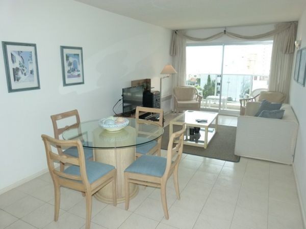 Departamento en alquiler de un dormitorio y medio, a pasos del mar.