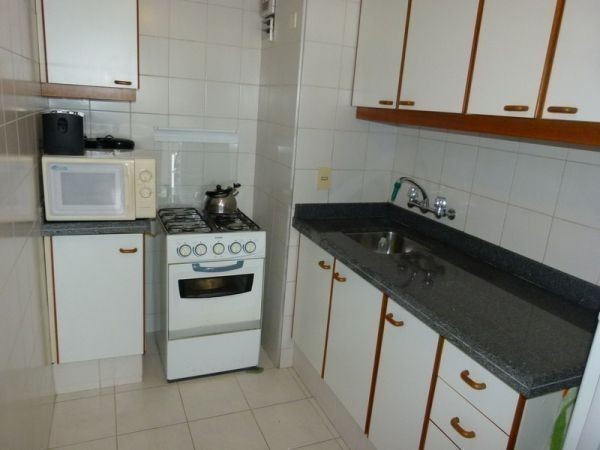 Departamento en alquiler de un dormitorio y medio, a pasos del mar.