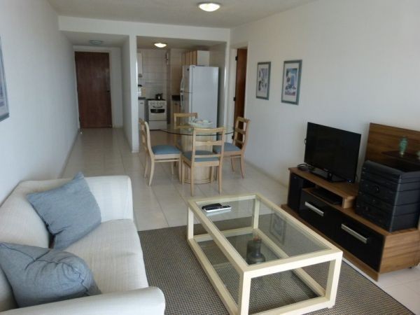 Departamento en alquiler de un dormitorio y medio, a pasos del mar.