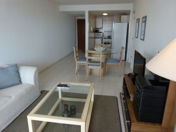 Departamento en alquiler de un dormitorio y medio, a pasos del mar.