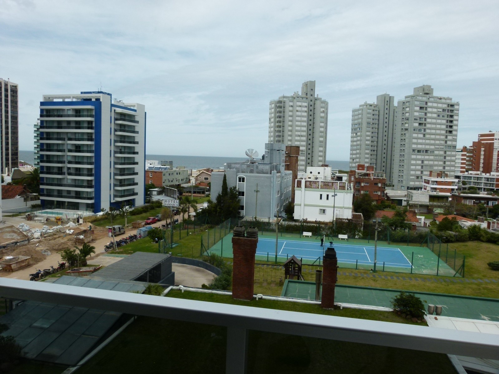 Departamento en alquiler de un dormitorio y medio, a pasos del mar.