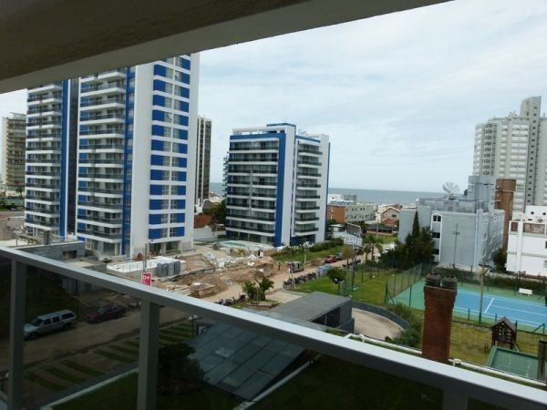 Departamento en alquiler de un dormitorio y medio, a pasos del mar.