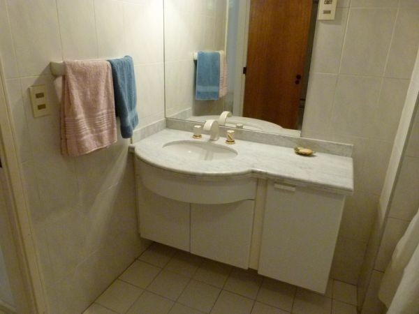 Departamento en alquiler de un dormitorio y medio, a pasos del mar.