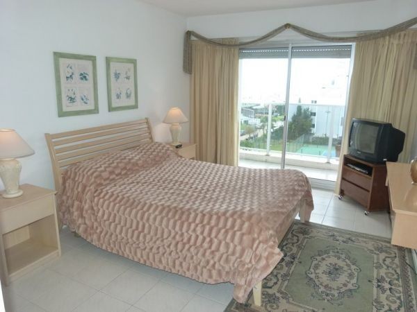 Departamento en alquiler de un dormitorio y medio, a pasos del mar.