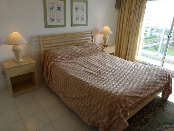 Departamento en alquiler de un dormitorio y medio, a pasos del mar.