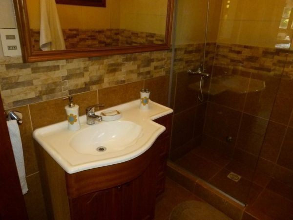 Cabaña en alquiler en impecable estado en Barrio Cantegril.