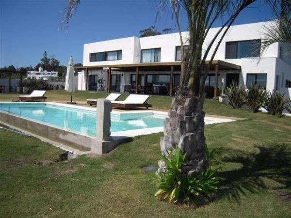 Un sueño hecho realidad: espectacular casa en Punta Ballena, sobre el mar!