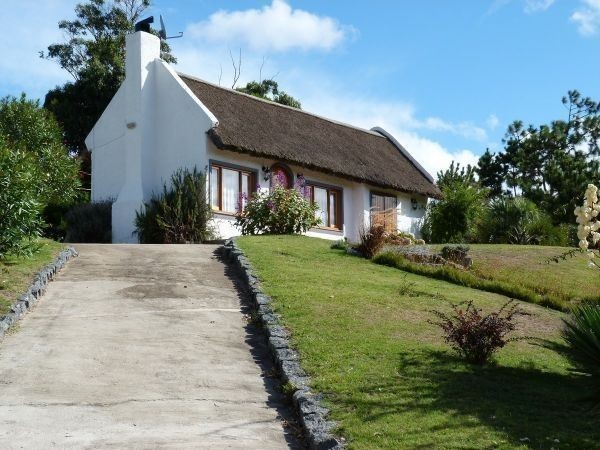 Cabaña con amplio jardin y piscina a pocas cuadras del mar.