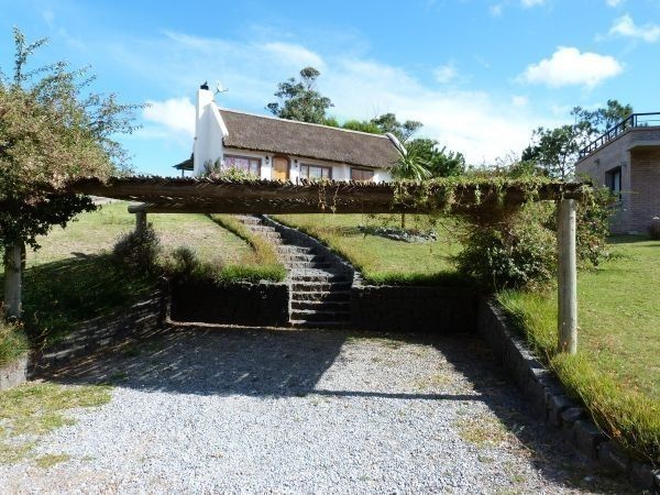 Cabaña con amplio jardin y piscina a pocas cuadras del mar.