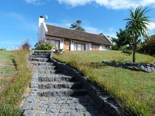 Cabaña con amplio jardin y piscina a pocas cuadras del mar.