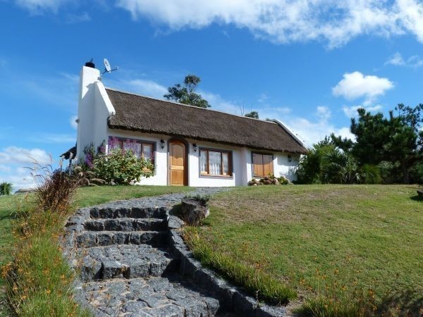 Cabaña con amplio jardin y piscina a pocas cuadras del mar.